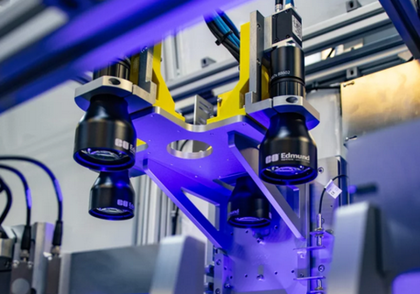 vacuum chamber positioning stage designed for high vacuum metrology system environments
